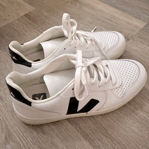 Veja V10 Black/White Size 39